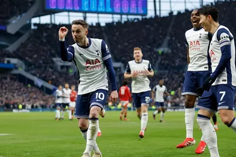 ماديسون يحسم معركة الوسط.. توتنهام يفرض عقدته ضد يونايتد بفوز مثير (فيديو)